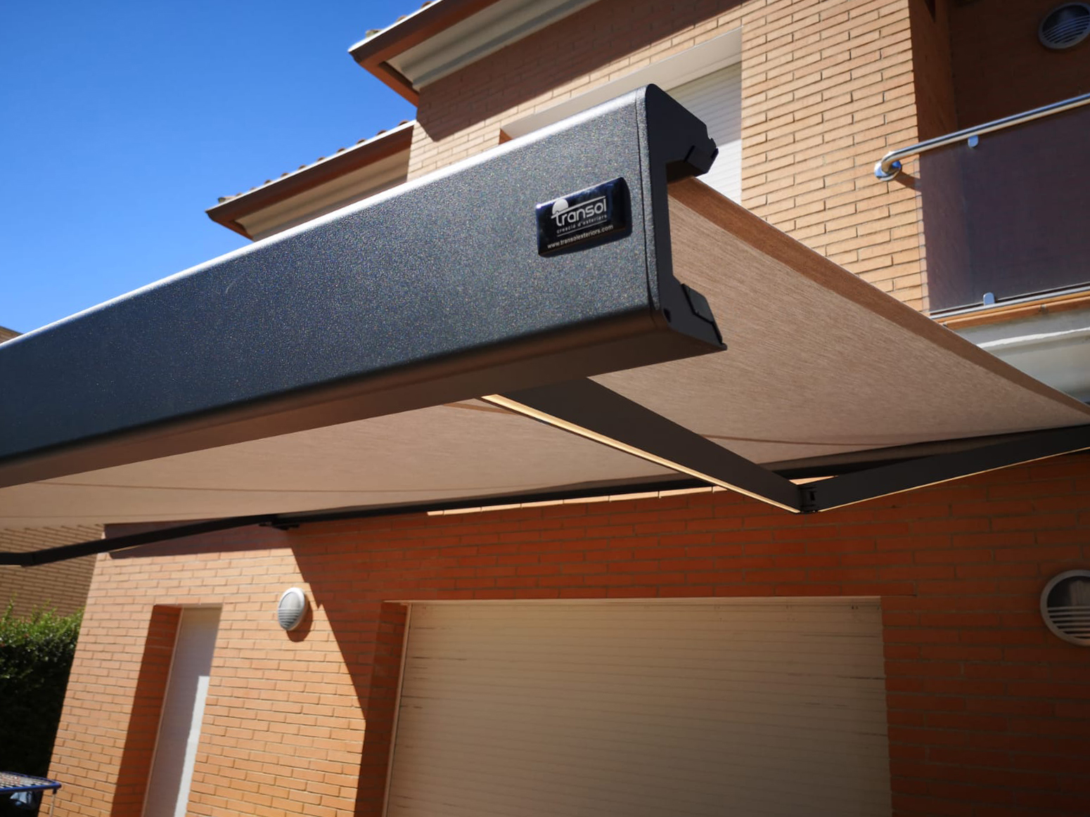 Instalación y fabricación de toldos, pérgolas, cerramientos de cristal, bioclimáticas, césped artificial y tarima en Tarragona.