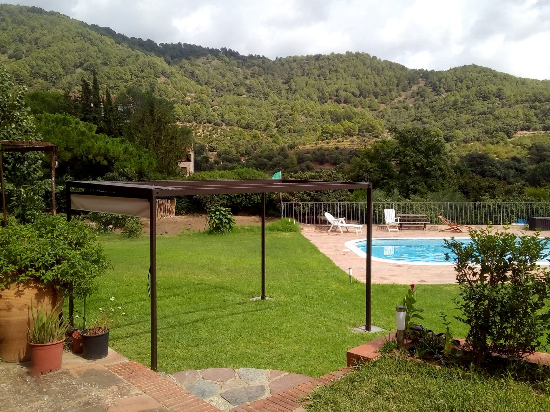 Pérgola de aluminio con toldo recogido