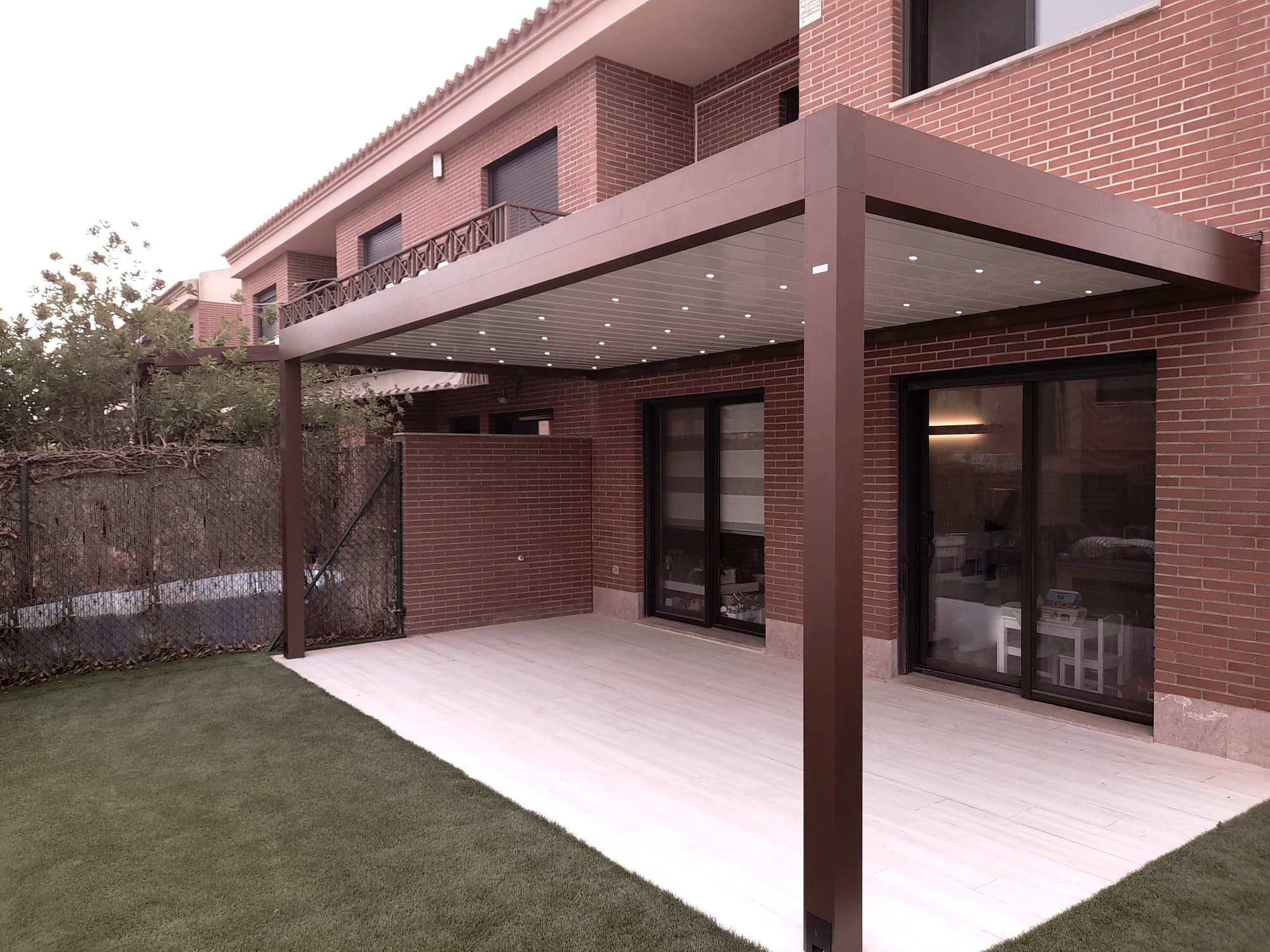 pergola-bioclimatica-marron