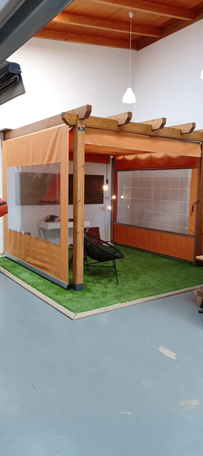 pergola-de-madera-con-toldos