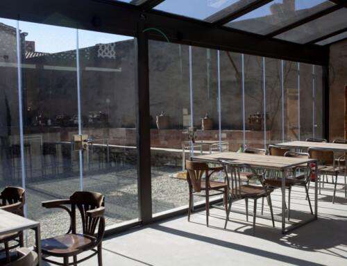 Pèrgola amb sostre mòbil de cristall i tancament envidrat a Valls