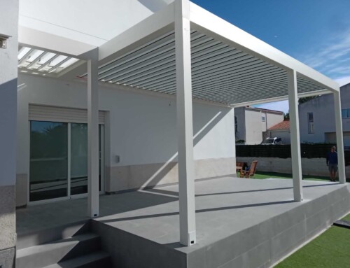 Pèrgola Bioclimàtica amb telons verticals Click Zip a El Catllar